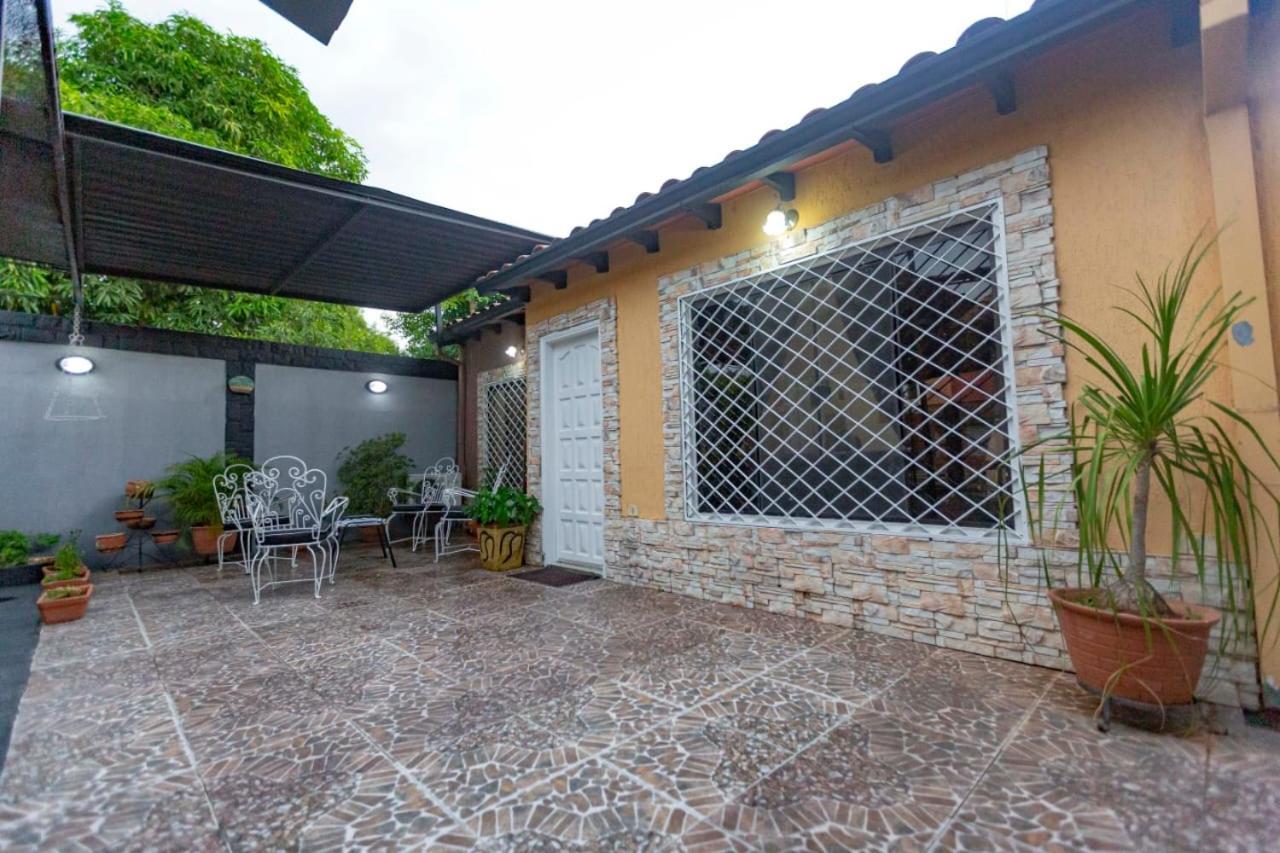 Dona Nelly Assunção Exterior foto